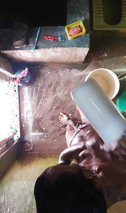 Estudiante por primera vez atrapó a su maestra de gran polla gruesa de 9 pulgadas y mastrubación en el baño