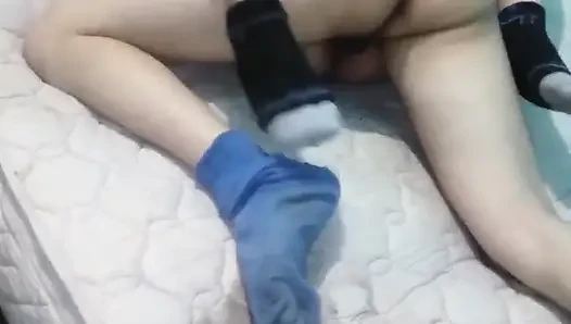 Yatakta, çarşafsız veya yastık kılıfsız misyoner, yerde