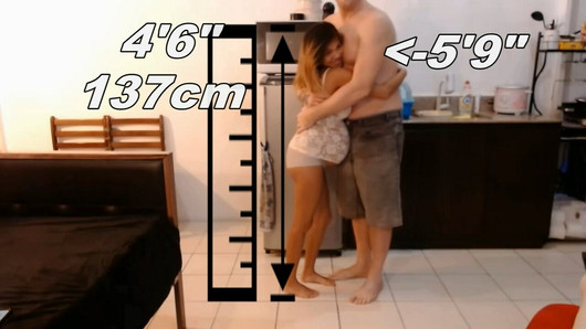 142 cm pequena grávida asiática peituda gata trocando de roupa