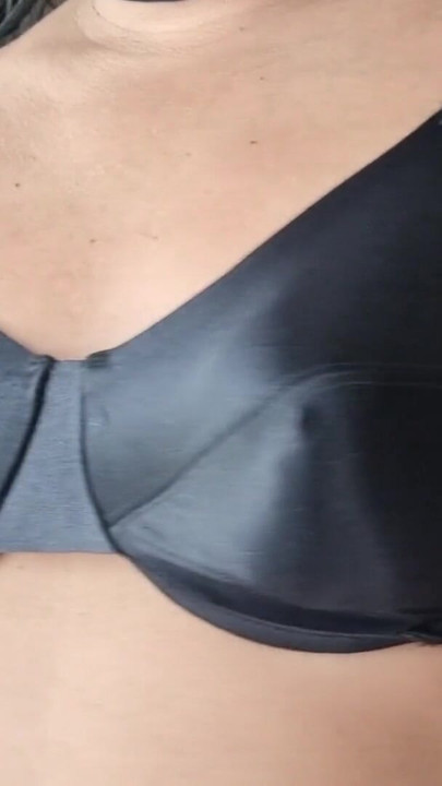 Moment emoționant de la "Trei umplutoare de sutien diferite, care dintre ele este preferata ta?"