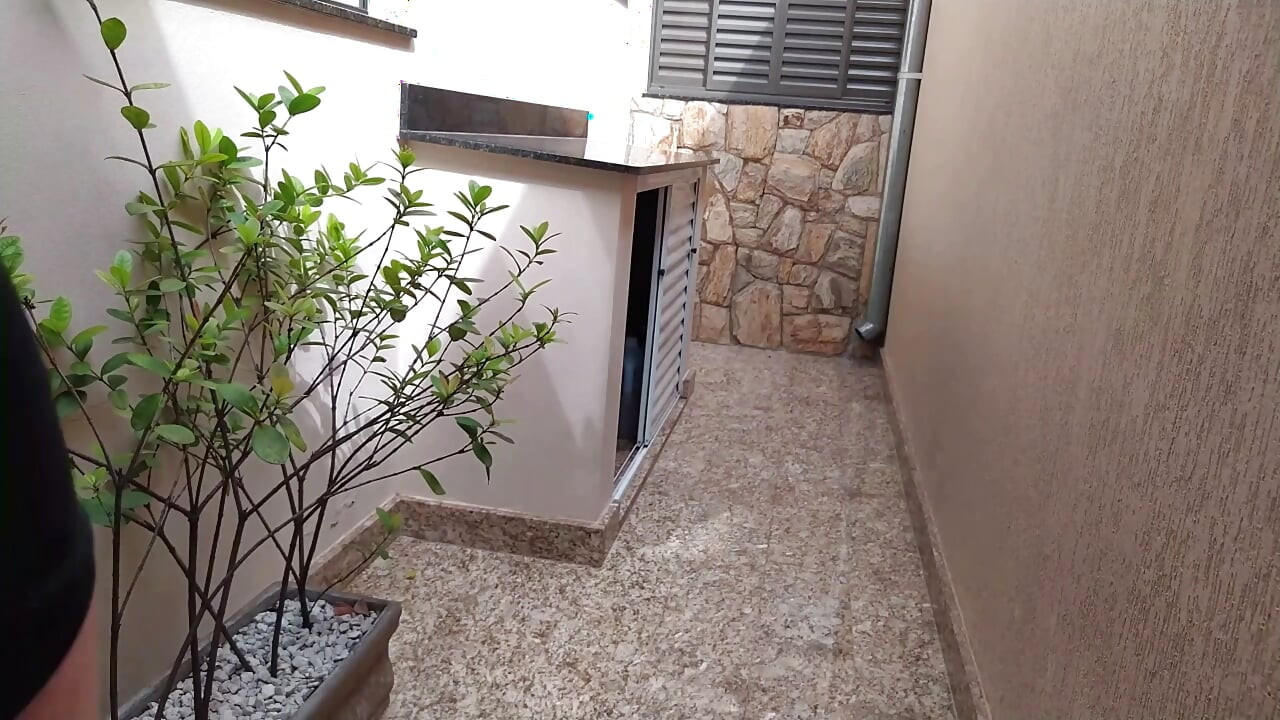 Cliente gostosa pediu gás de cozinha e ficou provocando o entregador (Vídeo real)
