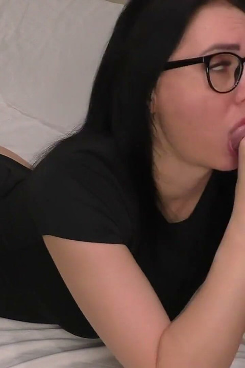 Hussy gjør glatt blowjob