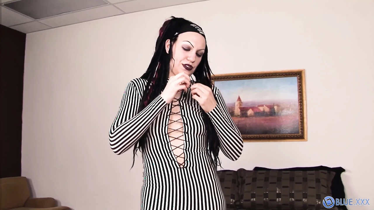 嬉皮士小妞查理用玩具玩弄她的阴户