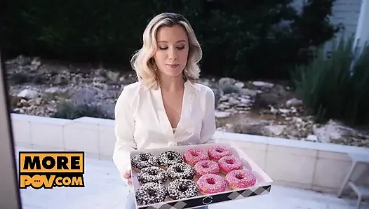 Трахаю возбужденную блондинку соседку-новенькую Lilly Blossom