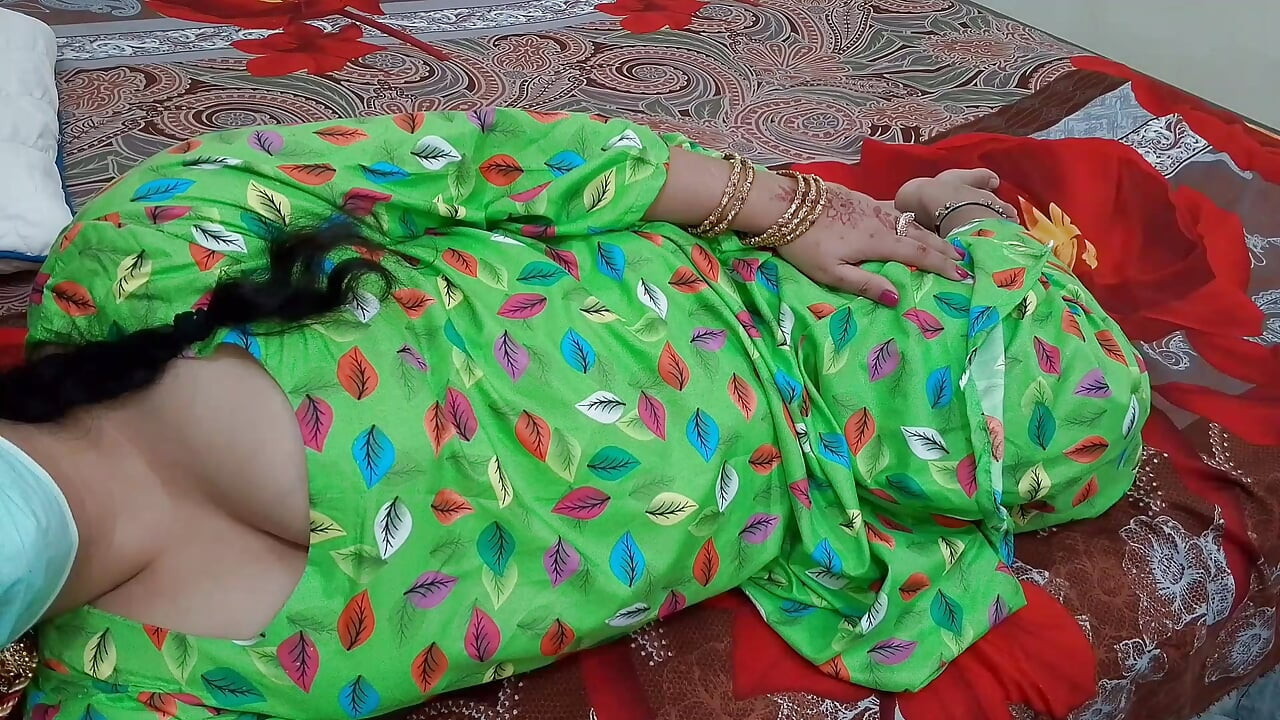Madrasta estava chateada, enteado descobriu - madrasta indiana e enteado compartilham cama de solteiro
