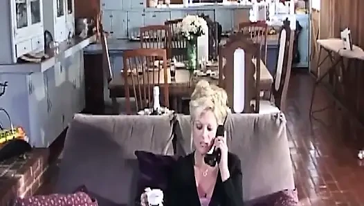 Olgun sarışın orta yaşlı seksi kadın kalın yarağı derine ve sert alıyor