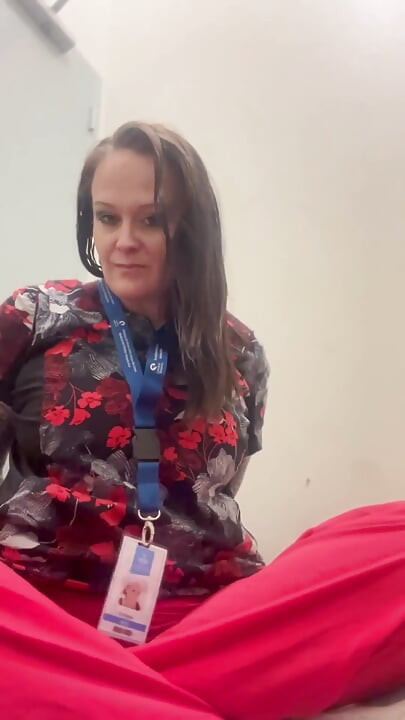 공공 화장실에서 시오후키하는 음란한 간호사