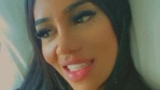 Sexy Latina mit großem Schwanz wird abgesaugt