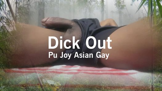 Pu_joy bite dehors un pantalon court sur le lit asiatique gay minet hétéro