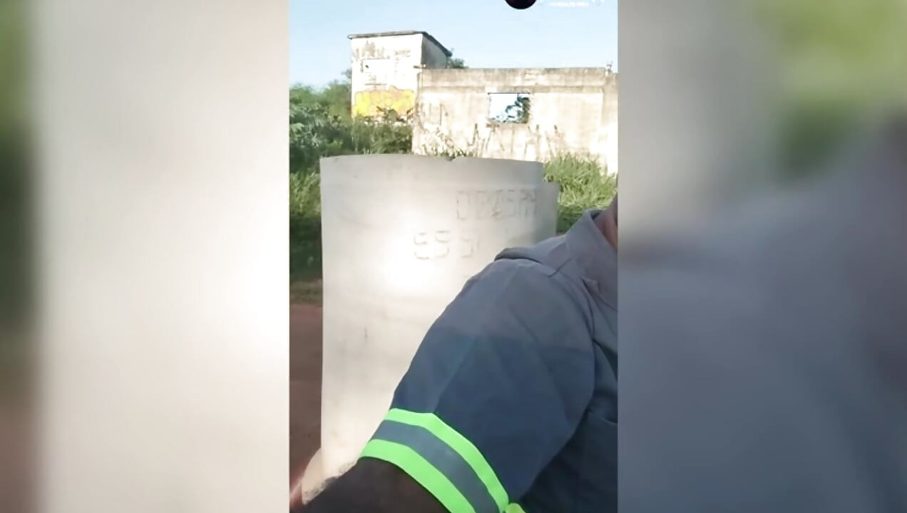 Μόνη στο εργοτάξιο, πάντα αυνανίζομαι κρυφά.