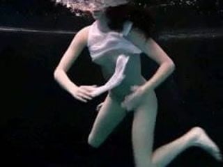 Onderwater flexibel gymnastiek