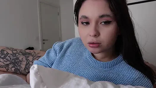 Üvey kız kardeşimle üvey annemin önünde seks yaptım
