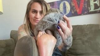 Une MILF vous fait regarder adorer ses propres pieds! (aperçu)