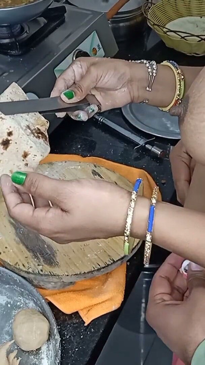 Roti banate samay jor se dhakka lagaya ek sath do kam | Clip 1