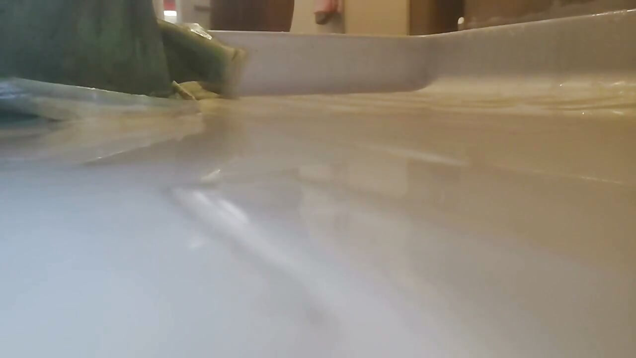 淋浴巨人：雨中的巨大赤脚
