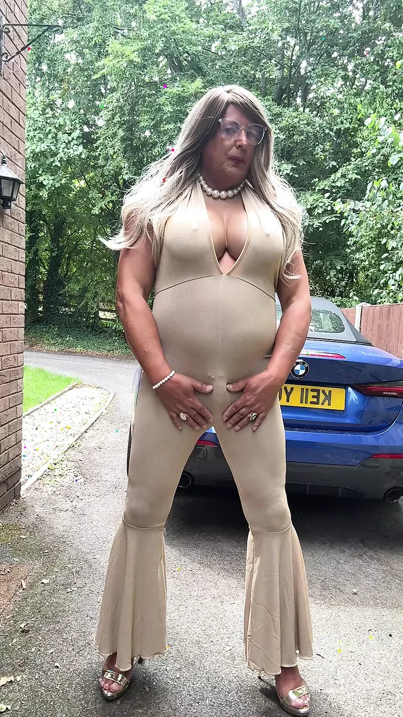 Altın gergin kedi kıyafeti ve topuklu seksi travesti kellycd2022