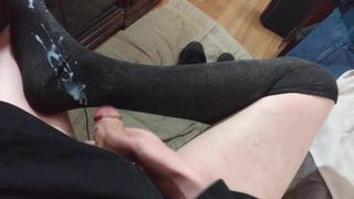 Trap cumming en calcetines de rodillas