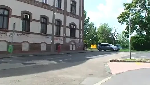 Harika memeli sarışın açık havada çıplak yürüyor
