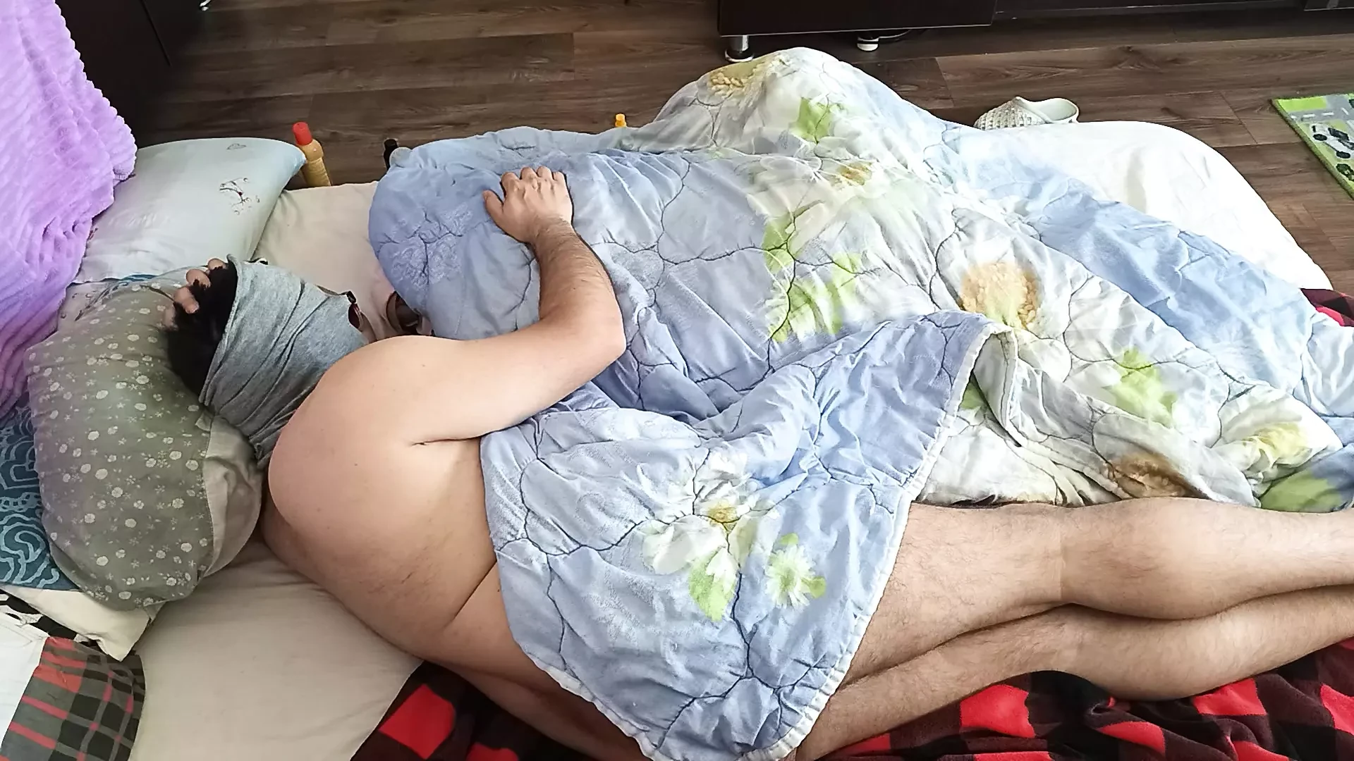 Hot foreplay with a couple, massage with oil on their bodies. Licks his wife's vulva until orgasm. Sensual oral sex of an amateu