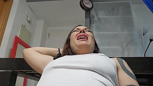 Cewek raksasa ini nggak bisa menentang aroma kakiku dan telan spermaku!