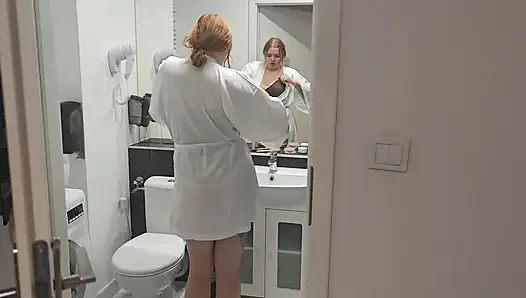 Güzel Büyük Memeli Bakıcısı, Ev Sahiplerinin Yatak Odasında Mastürbasyon Yapıyor.