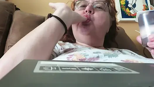 Jilat cangkir pudingku buat kamu tukang makan