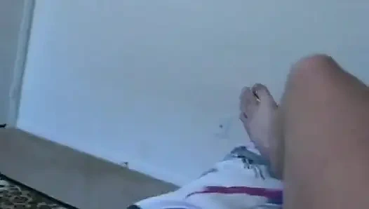 Büyük memeli sürtük ateşli bir elle muamele çekiyor