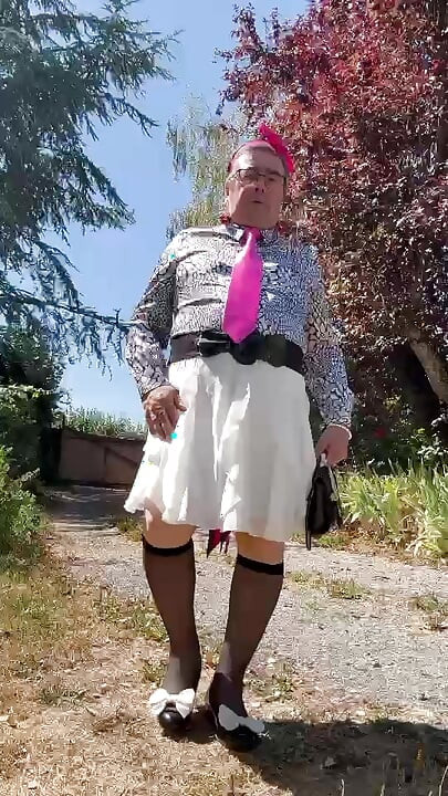 V rychlém oblečení s bílou sukní na večer