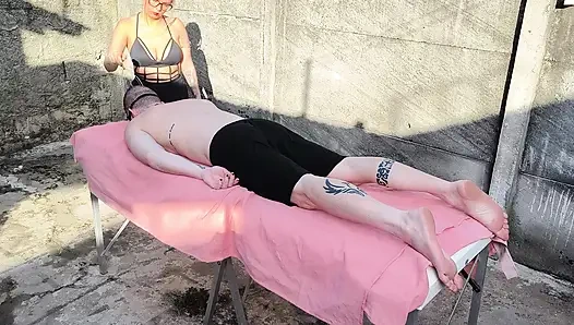 Pijat bugil sama cewek hot rambut pirang di luar ruangan