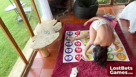 Amelia und Lucas verdrehen die hitze mit einem strip-Twister