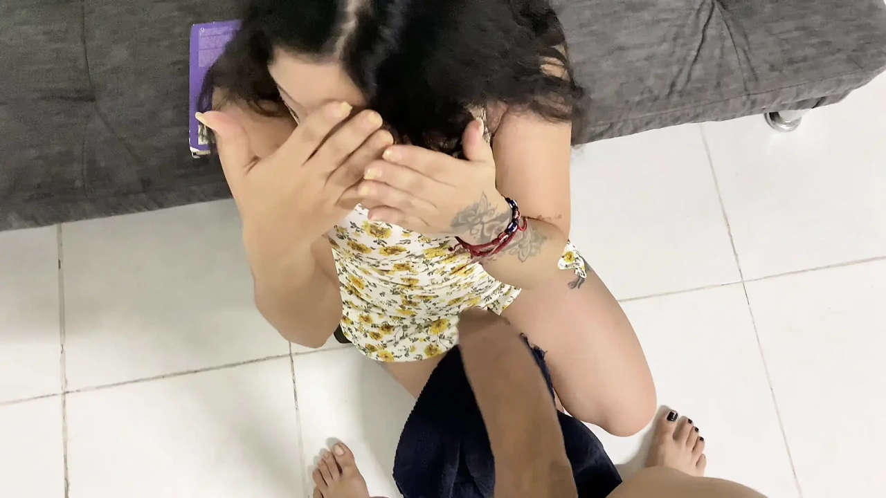 我的毛巾落在一个拉丁传教士面前！- 西班牙语色情片