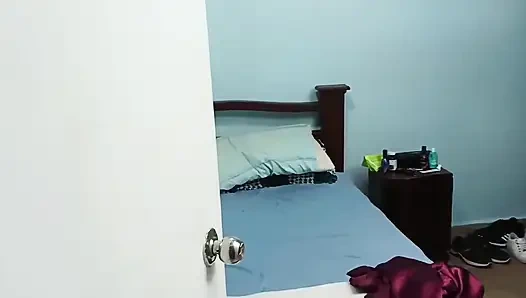 Üvey babamın arkadaşını sikiyorum ve üvey erkek kardeşim beni görüyor ve beni sikmesine izin vermemi söylüyor ya da üvey anneme söylüyor