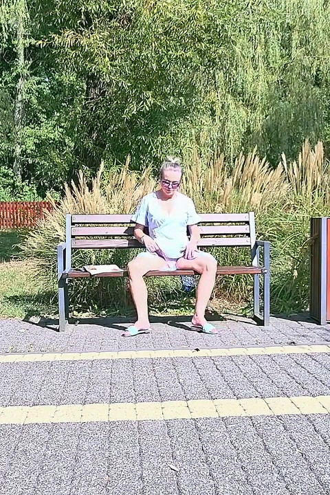 Entspannen sie sich auf der Bank (dezente masturbation)