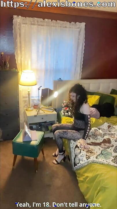J’ai surpris mon ex gothique en train d’être une salope devant la caméra alors nous avons baisé pour me faire taire