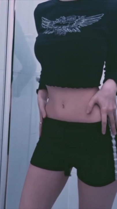 女孩脱下睡衣，穿着内衣展示自己