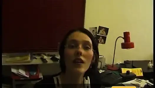 Очень сексуальная брюнетка сосет член и ее трахают раком в видео от первого лица