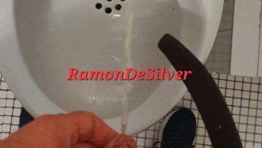 Meester Ramon pist op het toilet in een hete leren broek, sorry schoonmaakster
