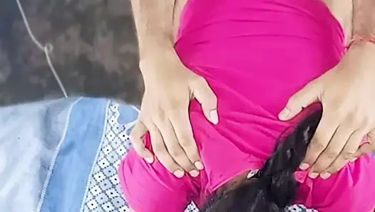 Göt amcık sikiyor yarak emiyor göğüslerini emiyor memeden süt emiyor ve domaltarak yarağa oturuyor ve doğrudan Hintçe seste yatıyor