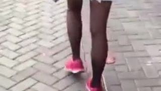 Mujer asiática caminando como una rana