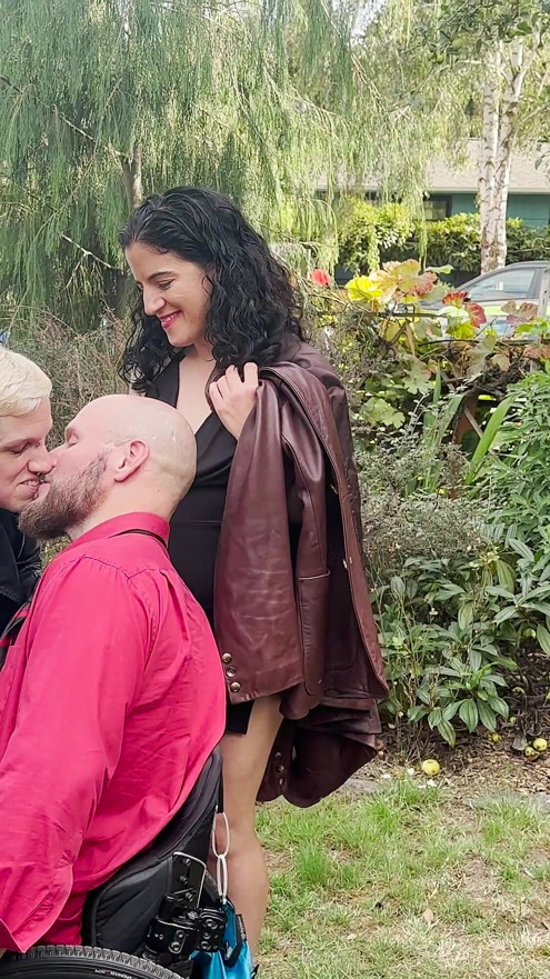Videoclip complet - Persoane cu dizabilități într-o orgie pe nevăzute transformată în orgie - Cliff Media Productions