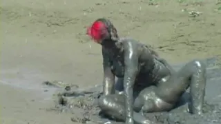 dirty chickfight in mud