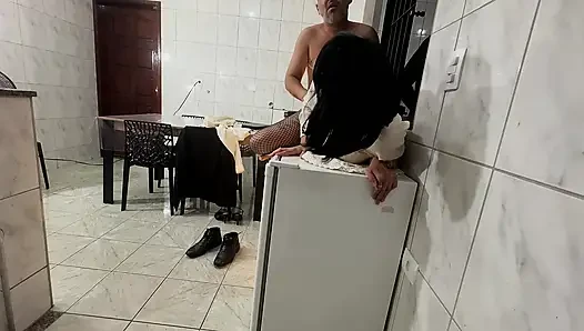 Yüksek güçlü bir yönetici bir iş toplantısı sırasında götünü ve amını siktiriyor.