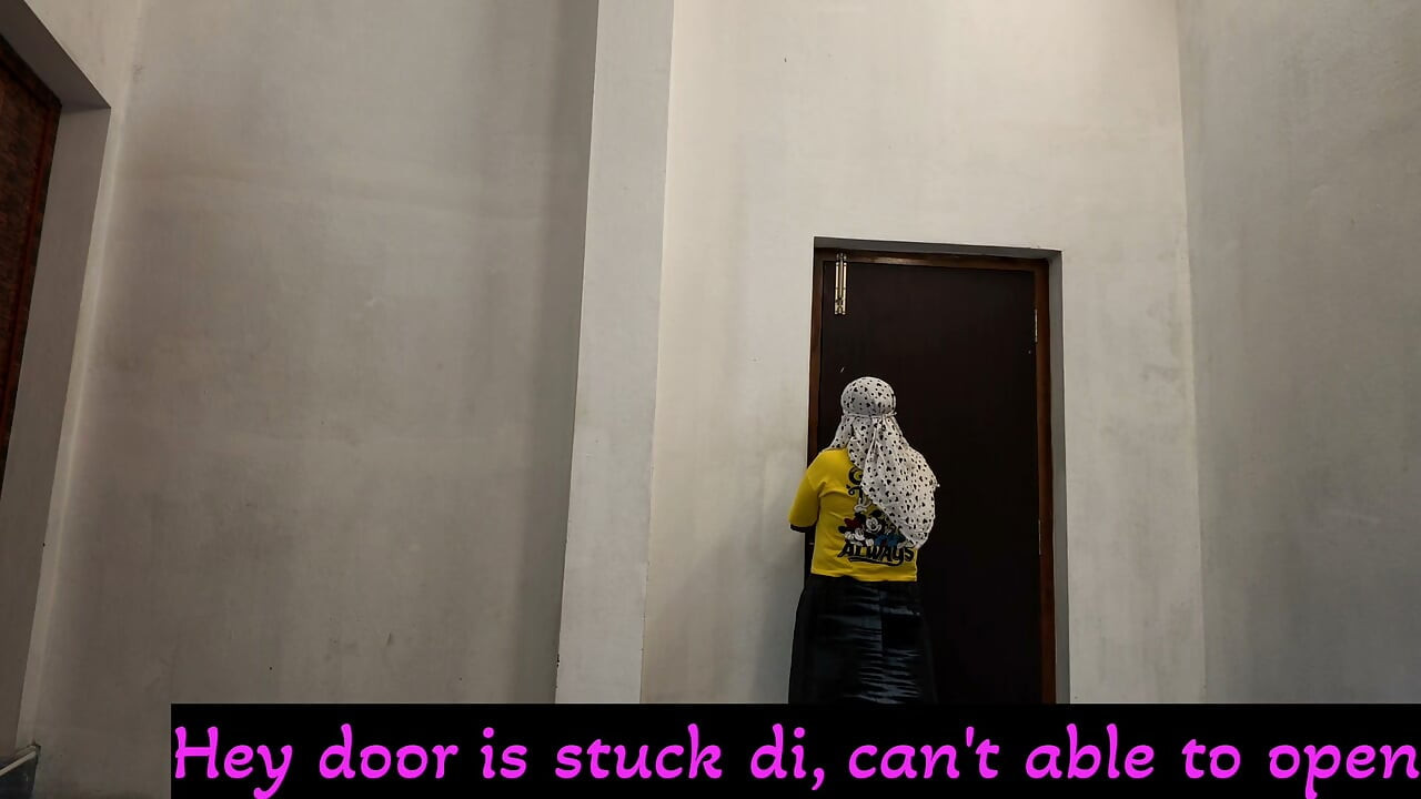 Lesbians door stuck and pizza boy