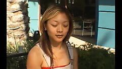 Adolescente asiática recogida en el centro comercial por algo de dinero en efectivo y acción de chorreo de leche