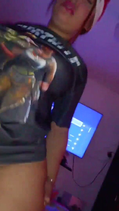 Het lekkere neuken dat mijn buurman me geeft, ik ben je grote kont brunette met grote natuurlijke tieten die klaarstaat om grote lul te zuigen… | Clip 1