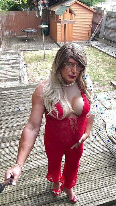 Seksi transvestit kellycd2022 u seksi crvenom kombinezonu i štiklama