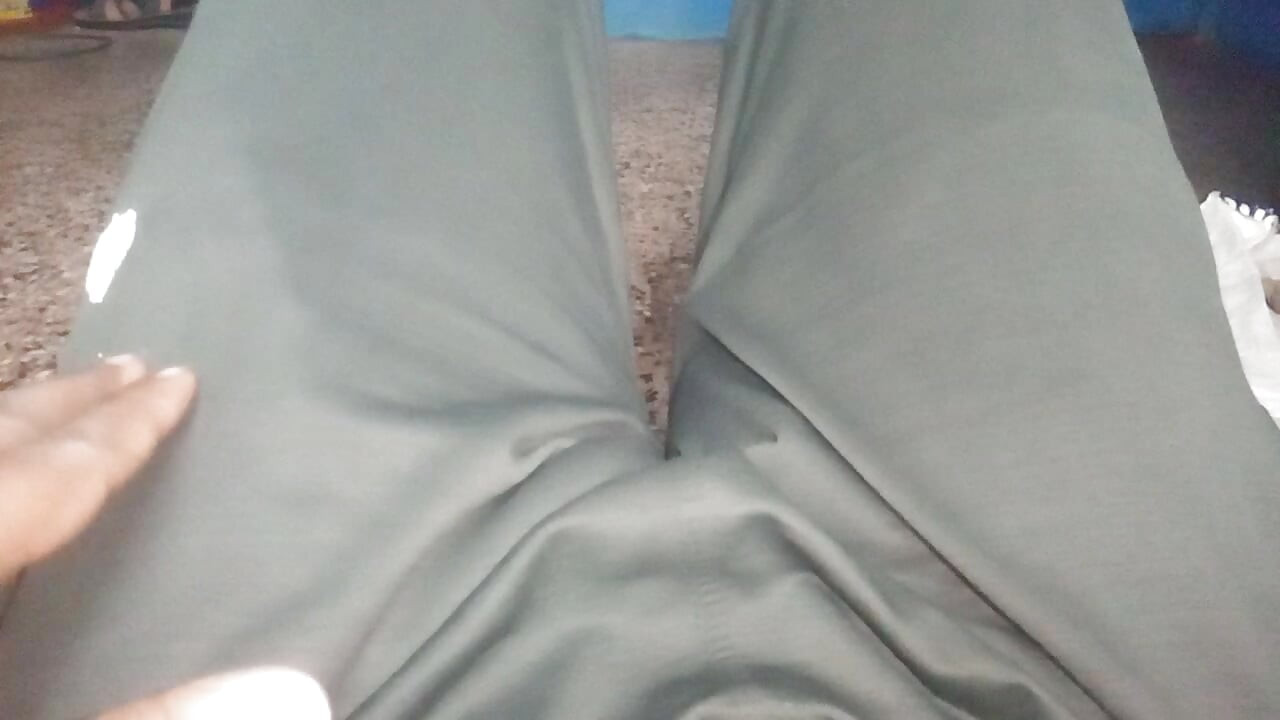 Cậu bé ấn độ nóng bỏng trong phòng tắm masterbate với âm hộ lớn