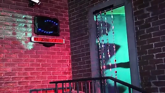 Aksi pesta seks di luar ruangan sama dua cewek sange dengan stoking jala