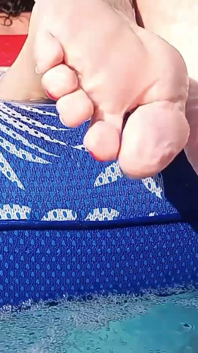 Seksi ıslak ayak tabanları, sikini ovuşturman için | Bölüm 1