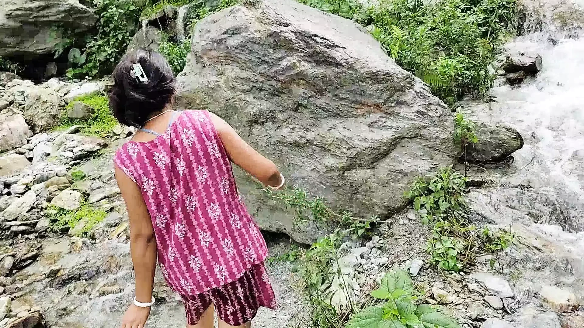 गांव भारतीय आउटडोर मेरी हॉट नौकरानी के साथ जोखिम भरी चुदाई 7.5m